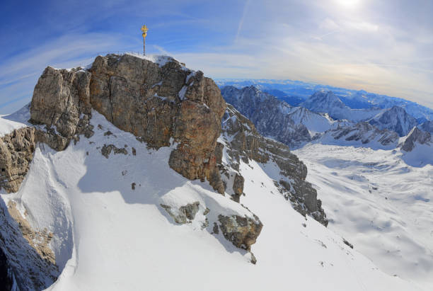 el zugspitze - el punto más alto de alemania. los alpes, alemania, europa. - zugspitze mountain snow cross shape cross fotografías e imágenes de stock