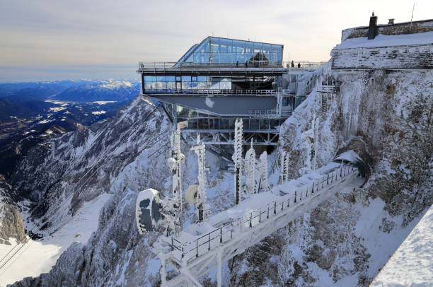 estación del pico de la montaña zugspitze. el punto más alto de alemania. los alpes, alemania, europa. - zugspitze mountain snow cross shape cross fotografías e imágenes de stock