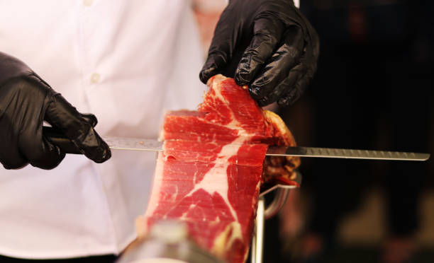 традиционный срез иберийской ветчины ножом - ham kitchen knife meat iberian стоковые фото и изображения