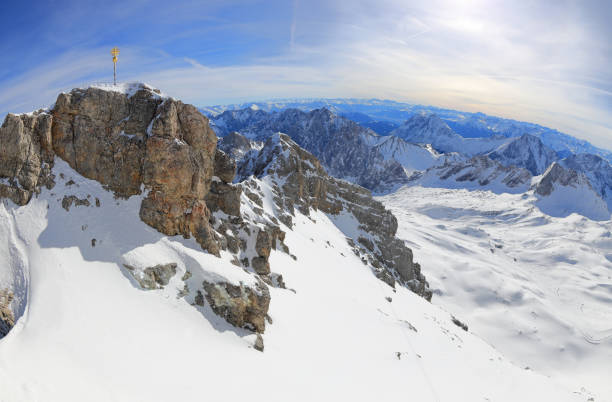 el zugspitze - el punto más alto de alemania. los alpes, alemania, europa. - zugspitze mountain snow cross shape cross fotografías e imágenes de stock