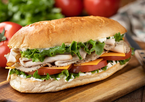 u-boot-sandwich aus türkei und schinken - sandwich submarine sandwich ham bun stock-fotos und bilder