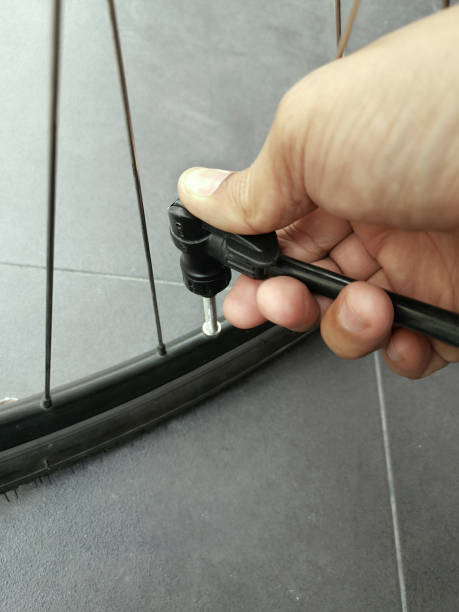 биться воздуха в надоедают велосипед - bicycle bicycle pump inflating tire стоковые фото и изображения