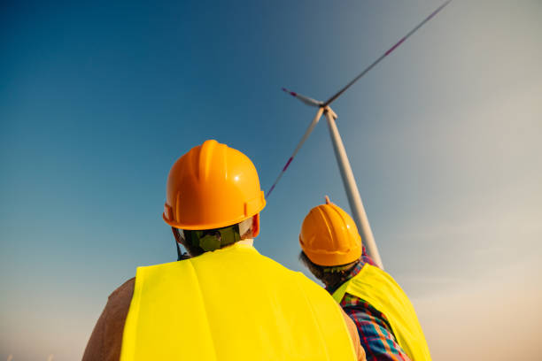 ingenieros que buscan y revisan turbinas eólicas - alternative energy electricity wind turbine team fotografías e imágenes de stock