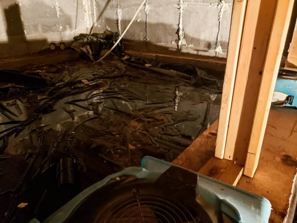 water in crawl space with drying equipment - water pipe rusty dirty equipment imagens e fotografias de stock