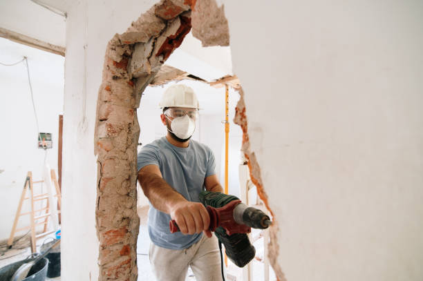 trabajador de la construcción demoliendo un muro de ladrillo - home improvement drill men house fotografías e imágenes de stock