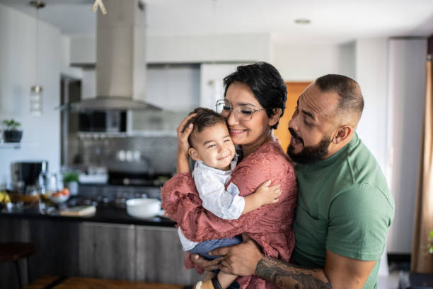 familia en casa - child men family embracing fotografías e imágenes de stock