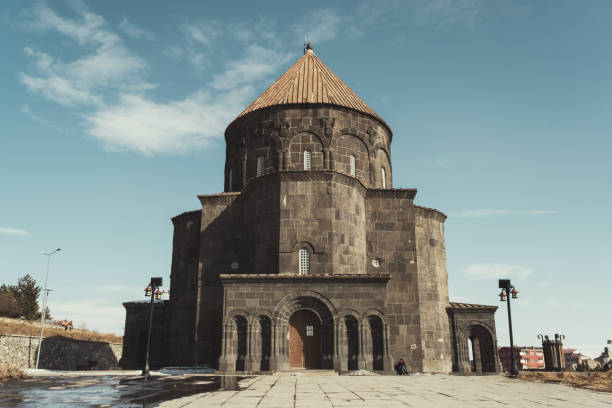 außenansicht der kars-kumbet- oder kuppelmoschee, mit altem namen zwölf-apostel-kirche. - cupola stock-fotos und bilder