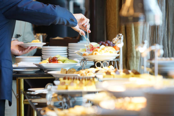 buffet internazionale in hotel per riunioni e seminari, cene insieme. - breakfast buffet foto e immagini stock