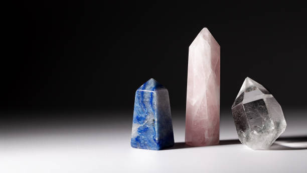 definir pedras preciosas de cristal para meditação e cura de chakra em fundo cinza com espaço de cópia - chakra crystal recovery spirituality - fotografias e filmes do acervo