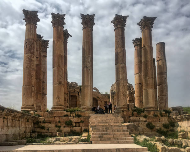 der tempel der artemis in jerash, jordanien. - artemis tempel gerasa stock-fotos und bilder