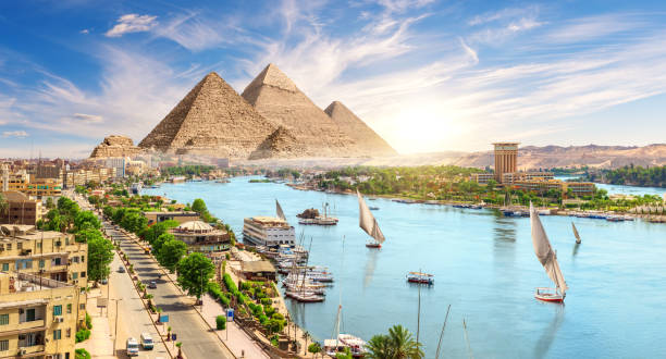 pyramidenkomplex in assuan stadt am nil, luftbild, ägypten - felucca boat stock-fotos und bilder