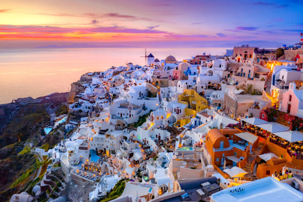 ciudad de oia en la isla de santorini, grecia. casas e iglesias tradicionales y famosas con cúpulas azules sobre la caldera, el mar egeo - grecia fotografías e imágenes de stock