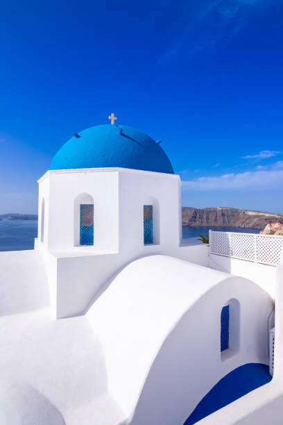 stadt oia auf santorin, griechenland. traditionelle und berühmte häuser und kirchen mit blauen kuppeln über die caldera, ägäis - travel locations cyclades islands santorini vertical stock-fotos und bilder