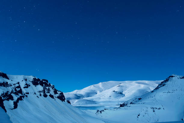 星空の夜と雪に覆われた山々。 - telemark skiing ストックフォトと画像