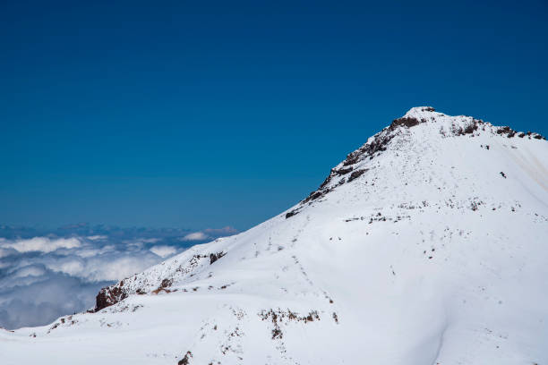 雪に覆われた山々、山の頂上からの眺め。 - telemark skiing ストックフォトと画像