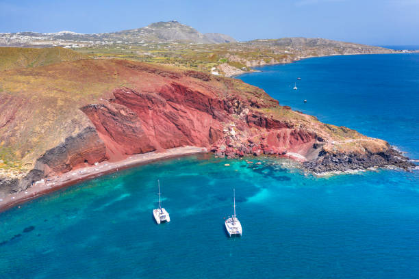 beau paysage de plage de sable rouge dans le village akrotiri santorin, grèce. - caldera photos et images de collection