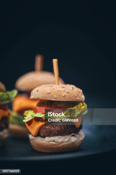 Patie Sapi Burger Mini Dengan Daging Sapi Pattie Tomat Acar Dan Selada Foto Stok ...