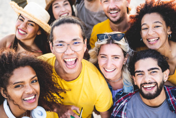 ritratto di persone felici che guardano la macchina fotografica e sorridono, giovani ragazzi e ragazze della generazione z al festival musicale, emozione positiva e felicità di un gruppo multirazziale - generazione y foto e immagini stock