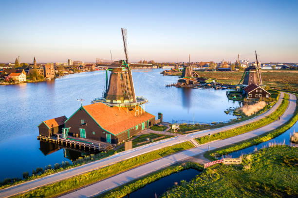 mulini a vento a zaanse schans in olanda all'alba. zaandam, paesi bassi - zaandam foto e immagini stock