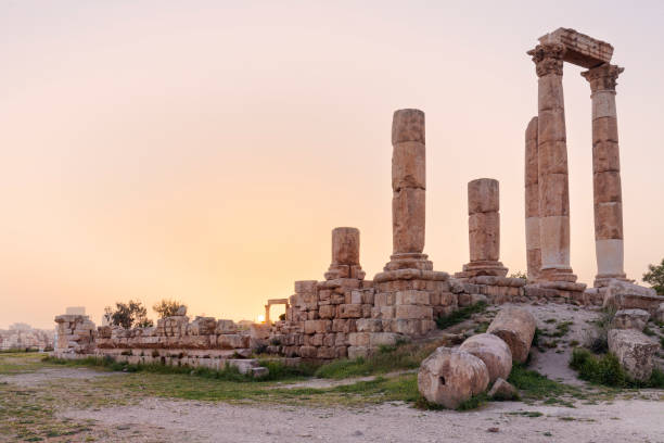 amman, giordania. tempio di ercole, le rovine della fortezza di amman, jabal al-qal'a tramonto luce colorata. - temple of heracles foto e immagini stock