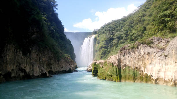 la cascada tamul, en el municipio de aquismón, en la huasteca potosina, es de aguas cristalinas que se puede remar en una lancha en san luis potosí méxico - large waterfall fotografías e imágenes de stock