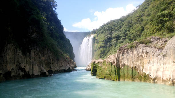 the tamul waterfall, in the municipality of aquismón, in the huasteca potosina, is crystal clear water that you can row in a boat in san luis potosí mexico - rafting on a mountain river imagens e fotografias de stock