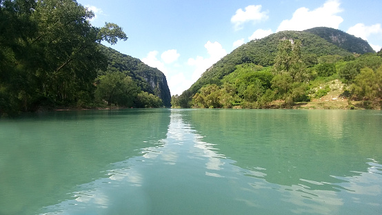 The Tamul Waterfall, in the municipality of Aquismón, in the Huasteca Potosina, is crystal clear water that you can row in a boat