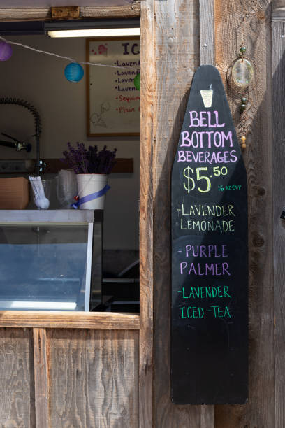 enseigne vendant des boissons aromatisées à la lavande dans une ferme de lavande - 5956 photos et images de collection