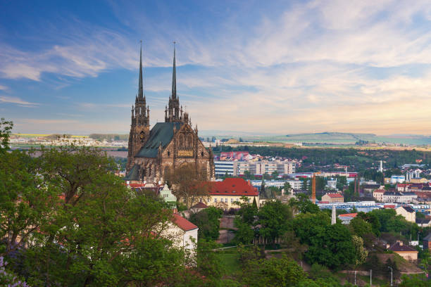 una veduta della città di brno nella repubblica ceca in europa dal punto di vista di spilberk. la caratteristica dominante di brno è la cattedrale di san pietro - petrov. sullo sfondo c'è un cielo blu. - architectural feature architecture cathedral catholicism foto e immagini stock