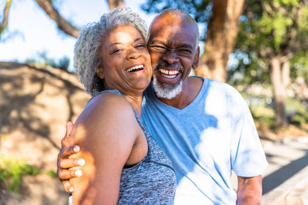 coppia nera senior che si rilassa all'aperto durante un'escursione - senior adult senior couple exercising african ethnicity foto e immagini stock