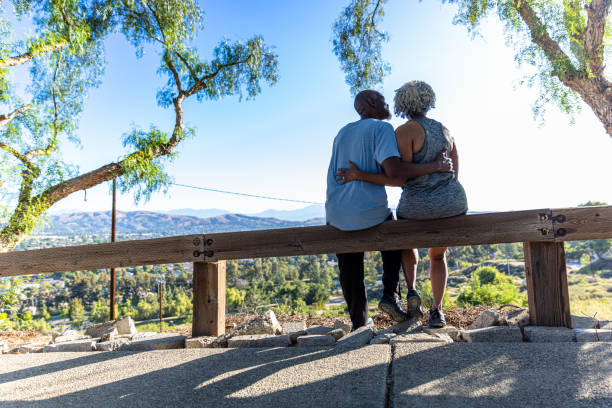 senior black couple relaxing outside on a hike - 3675 imagens e fotografias de stock
