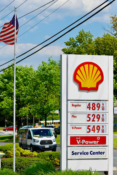 shell gas station fuel prices - vertical washington dc usa station imagens e fotografias de stock