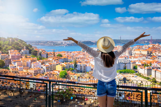 una mujer turista feliz domina el colorido casco antiguo de alfama de la ciudad de lisboa - sky sea town looking at view fotografías e imágenes de stock