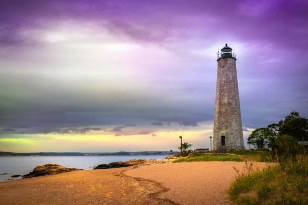 コネチカット州ニューヘイブン灯台ポイントパークのビーチにある灯台 - connecticut lighthouse new haven coastline ストックフォトと画像