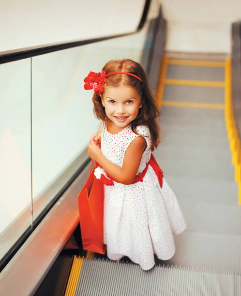 retrato de menina criança com sacolas de compras no shopping - escalator child shopping mall little girls - fotografias e filmes do acervo