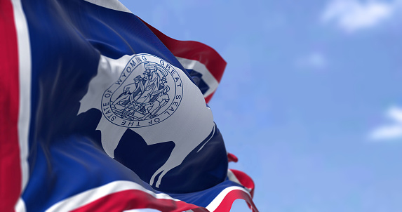 La bandera del estado estadounidense de Wyoming ondeando en el viento photo