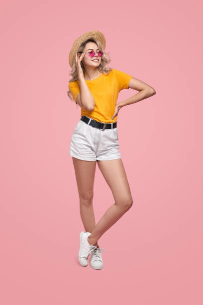젊은 여자 에 세련된 의상 - sunglasses women studio shot isolated 뉴스 사진 이미지