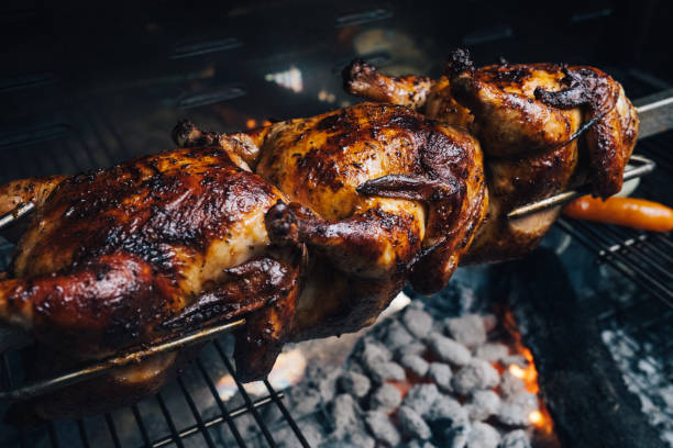 바베큐 로티세리 치킨 - chicken rotisserie barbecue grill roast chicken 뉴스 사진 이미지