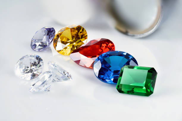 흰색 배경에 고립 된 자연의 귀중한 보석 - garnet precious gem gem green 뉴스 사진 이미지