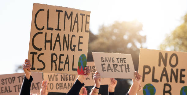 aufnahme einer gruppe von menschen, die gegen den klimawandel protestieren - klimawandel stock-fotos und bilder