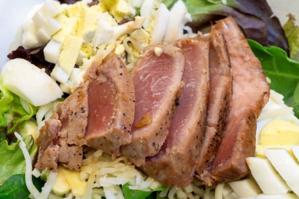 ahi thunfisch steak salat - tuna prepared ahi tuna steak seared stock-fotos und bilder