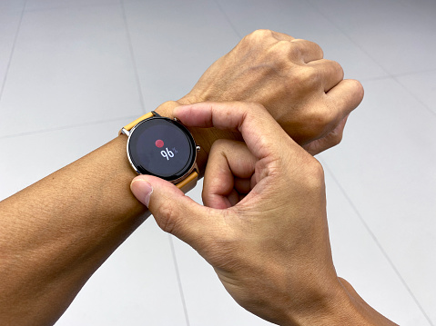 Adjust the smartwatch on your wrist