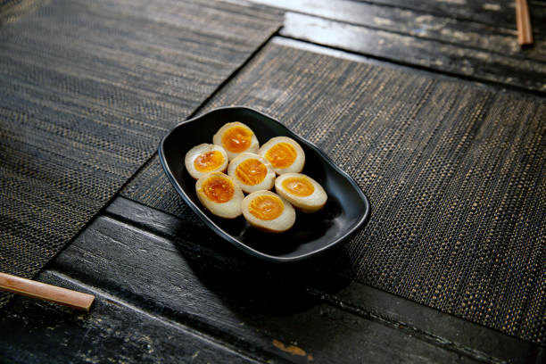 huevo de ramen hanjuku hervido suavemente en el restaurante tradicional japonés de ramen - soft boiled fotografías e imágenes de stock