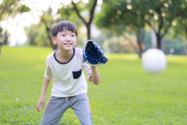 young boy playing baseball - playing catch imagens e fotografias de stock