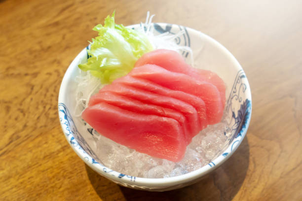 bistecche di tonno fresco nel ristorante giapponese - tuna steak fillet food plate foto e immagini stock