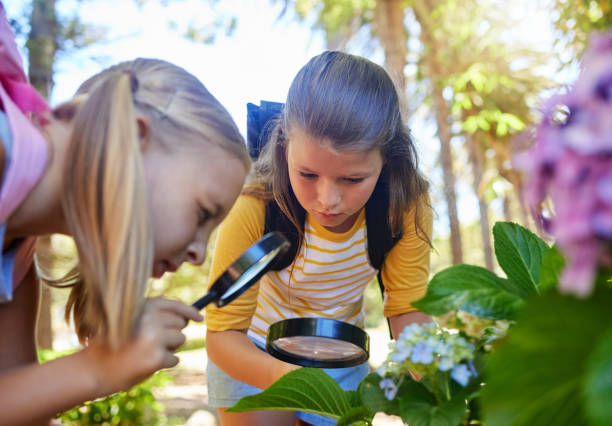 外を探検する2人の小さ�な女の子のショット - agriculture research science biology ストックフォトと画像
