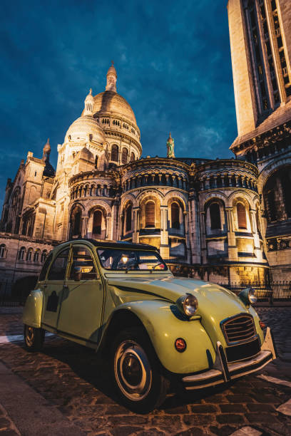 Sacre-Coeur, Paris French classic car parked behind Sacre-Coeur Basilica (Basilica of the Sacred Heart) at the blue hour.  Photo taken on 24th of April 2022 in Montmartre, Paris, France. choeur stock pictures, royalty-free photos & images