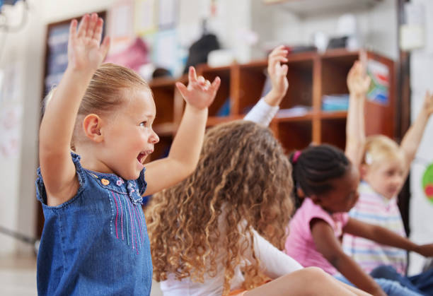 tiro de um grupo de crianças sentadas na aula - preschool - fotografias e filmes do acervo