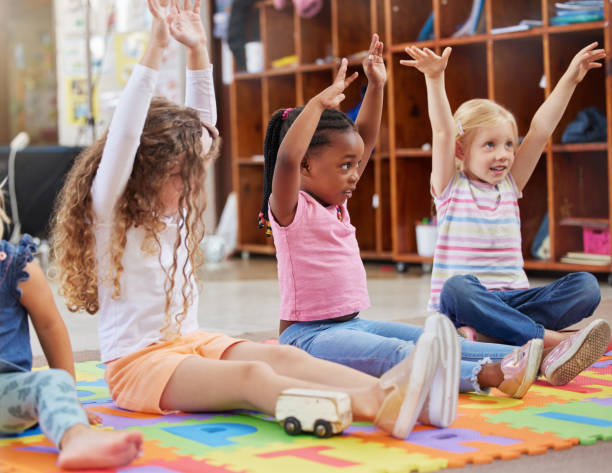 aufnahme einer gruppe von kindern, die in der klasse sitzen - nursery rhyme stock-fotos und bilder