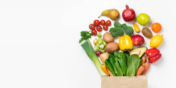 sfondo alimentare sano. cibo sano in sacchetto di carta verdure e frutta su bianco. consegna di cibo, concetto di supermercato alimentare per lo shopping - vegies vegetable healthy eating isolated foto e immagini stock